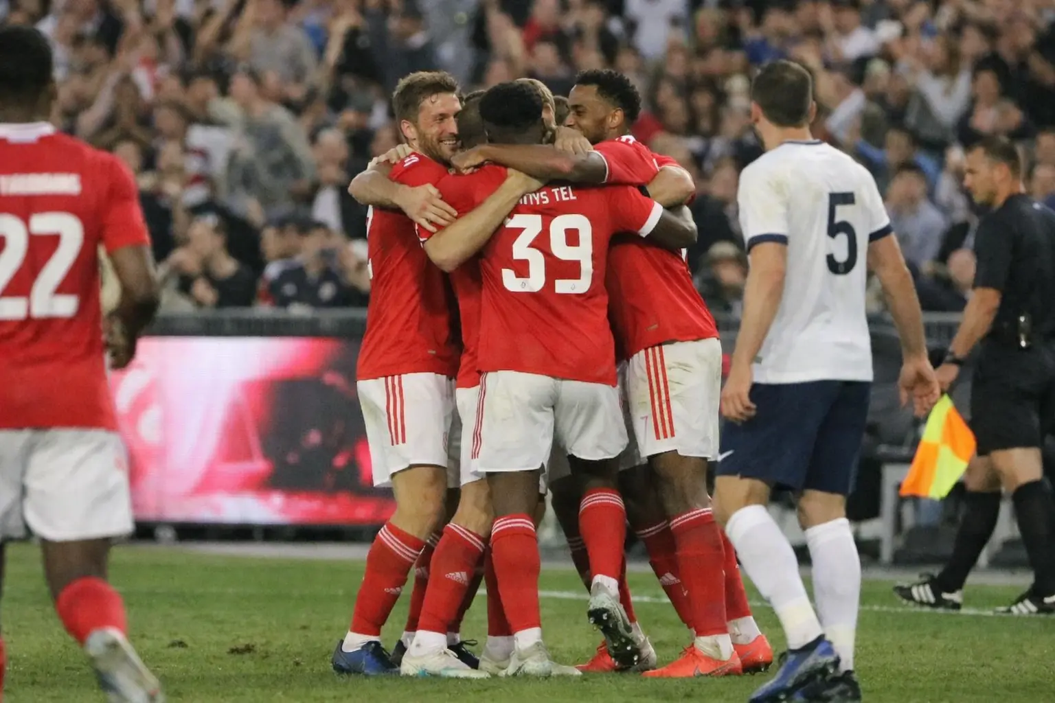Mathys Tel illumine Tottenham avec un coup franc splendide en Australie